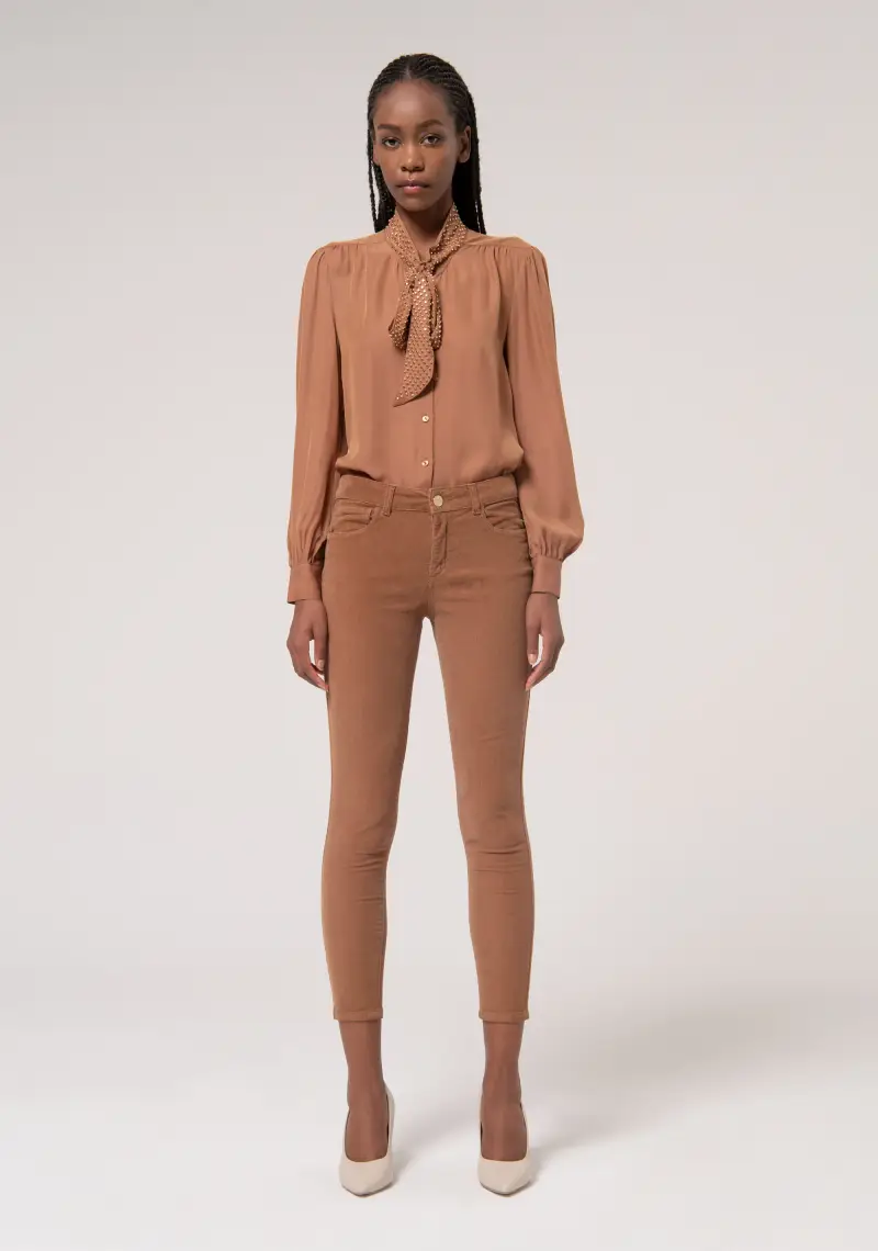 Pantalone slim effetto perfect shape in velluto rigato