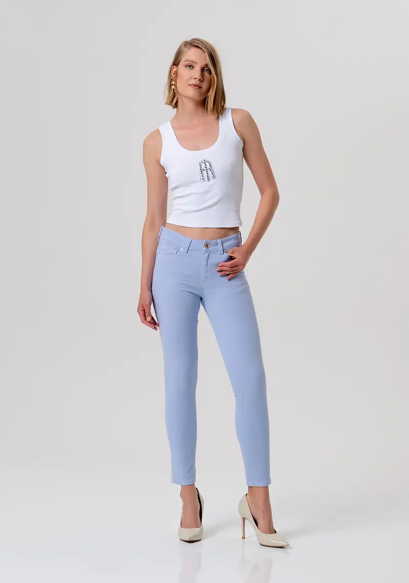 Pantalone slim effetto push up in tessuto bull stretch