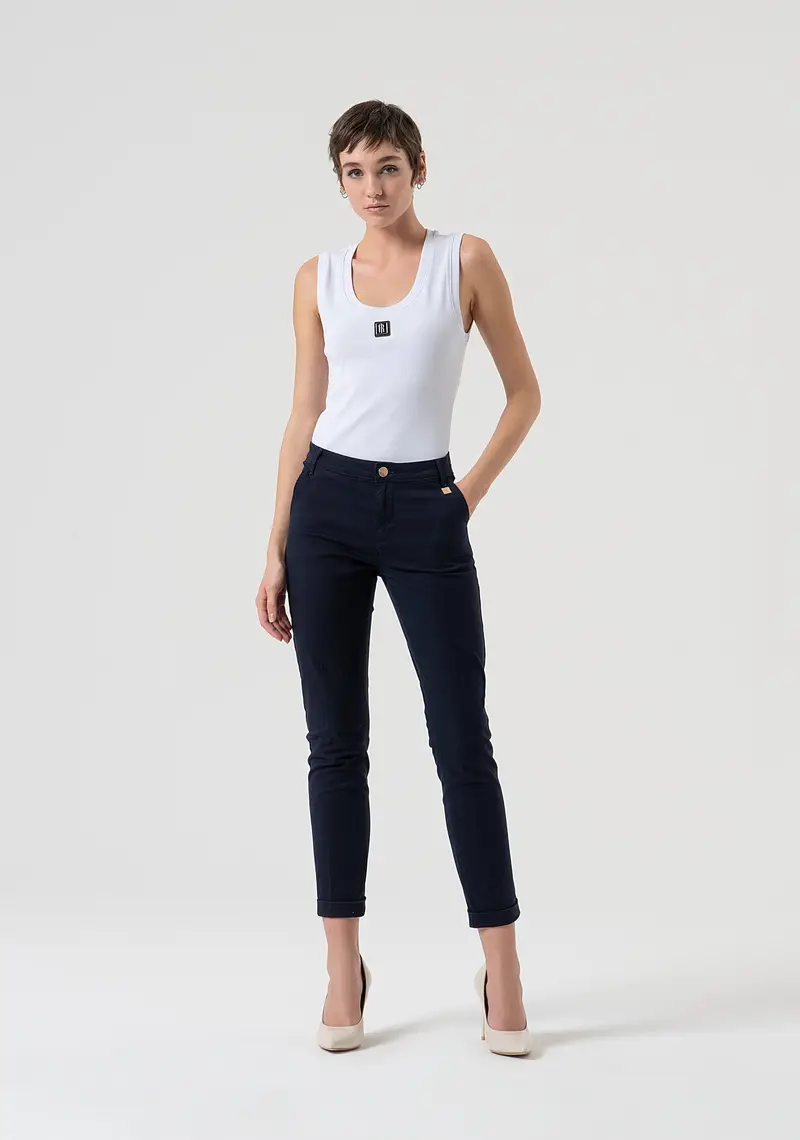 Pantalone slim modello chino in raso