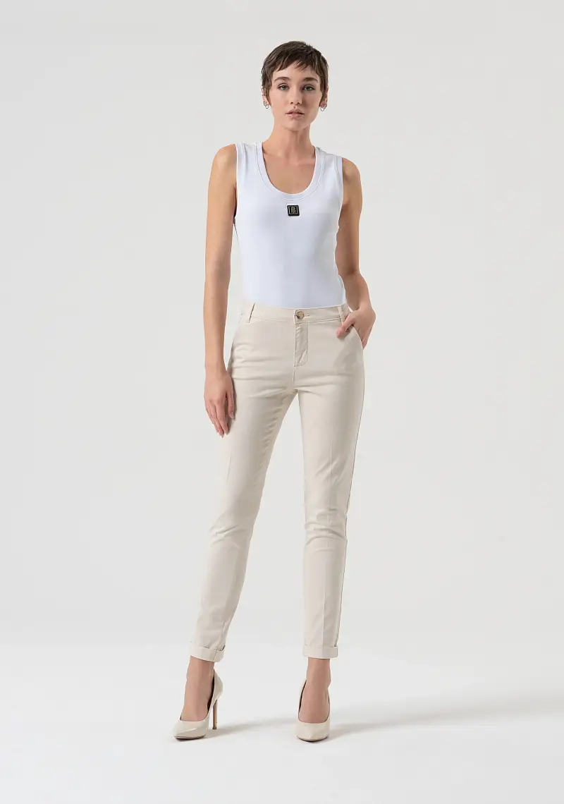 Pantalone slim modello chino