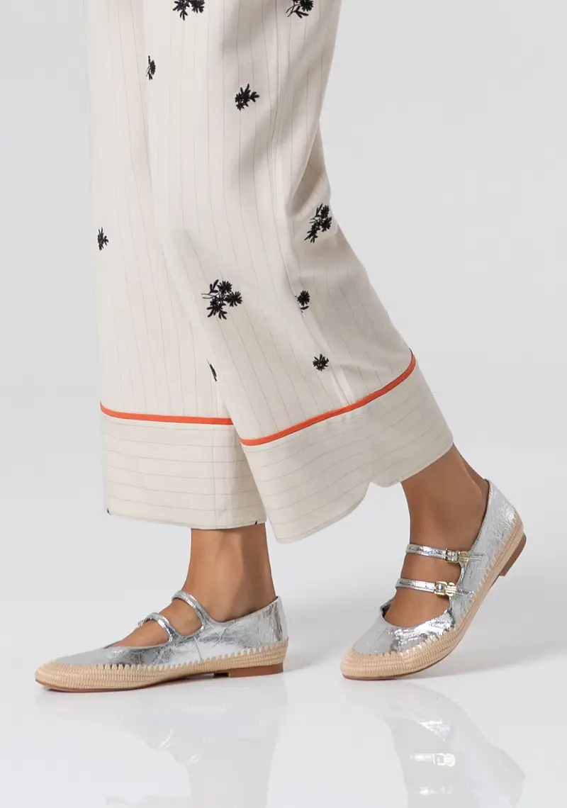 Pantalone wide a palazzo in tessuto gessato con fiori miniatura 2