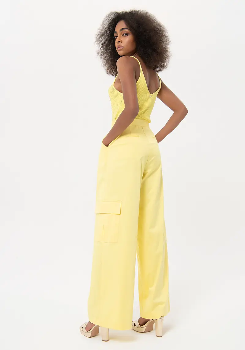 Pantaloni a palazzo flare con pences sul davanti