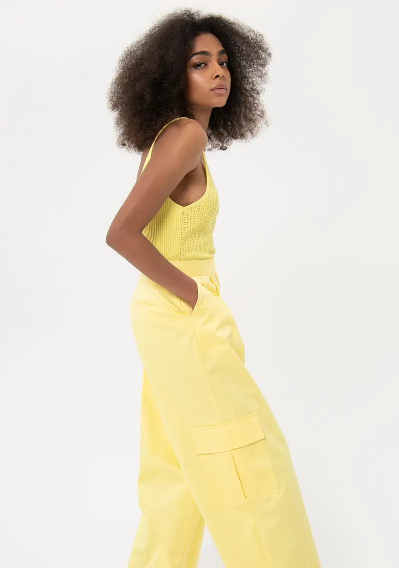 Pantaloni a palazzo flare con pences sul davanti