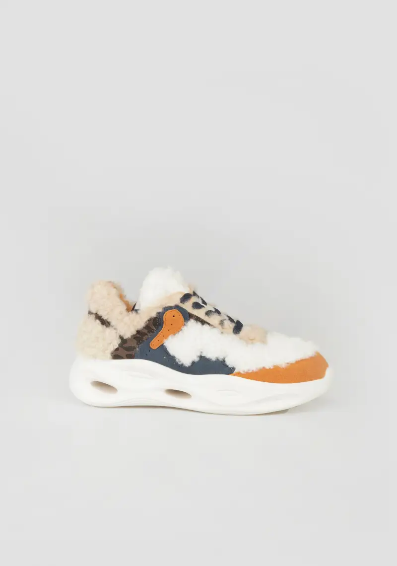 Sneakers Audaci con Mix di Texture Animalier e Dettagli Colorati
