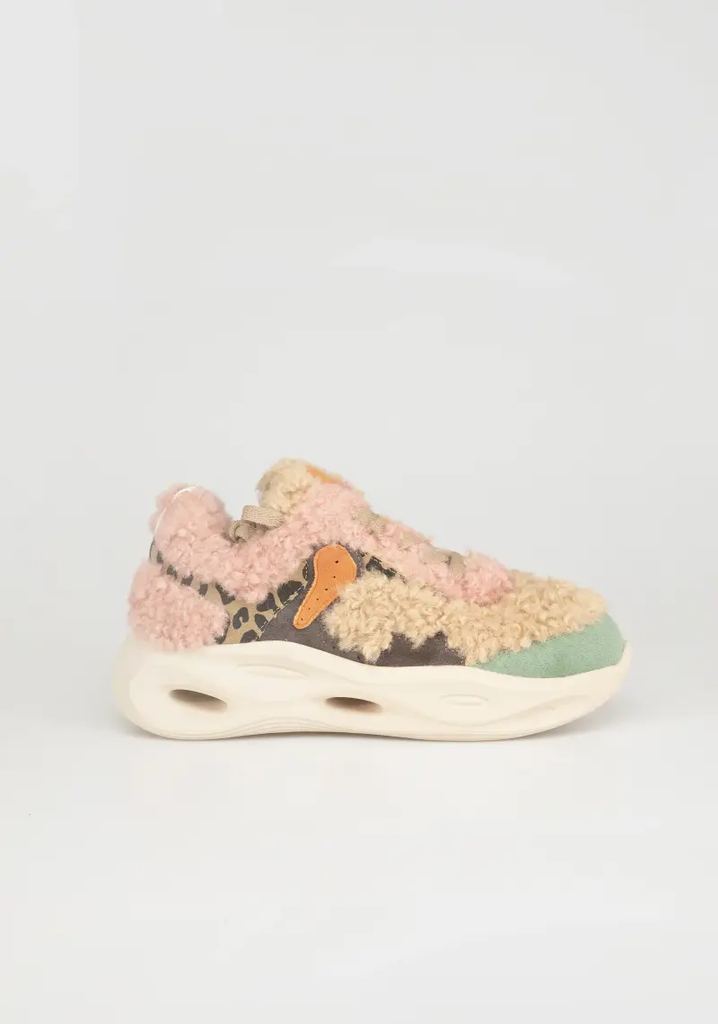 Sneakers con Patchwork di Texture e Colori Vibranti