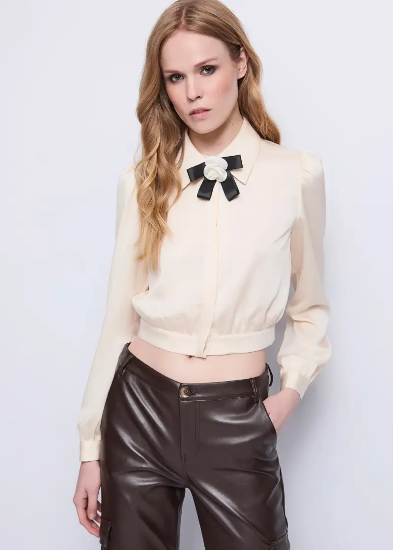Fashion Camicia da donna in raso con fiocco Naturale