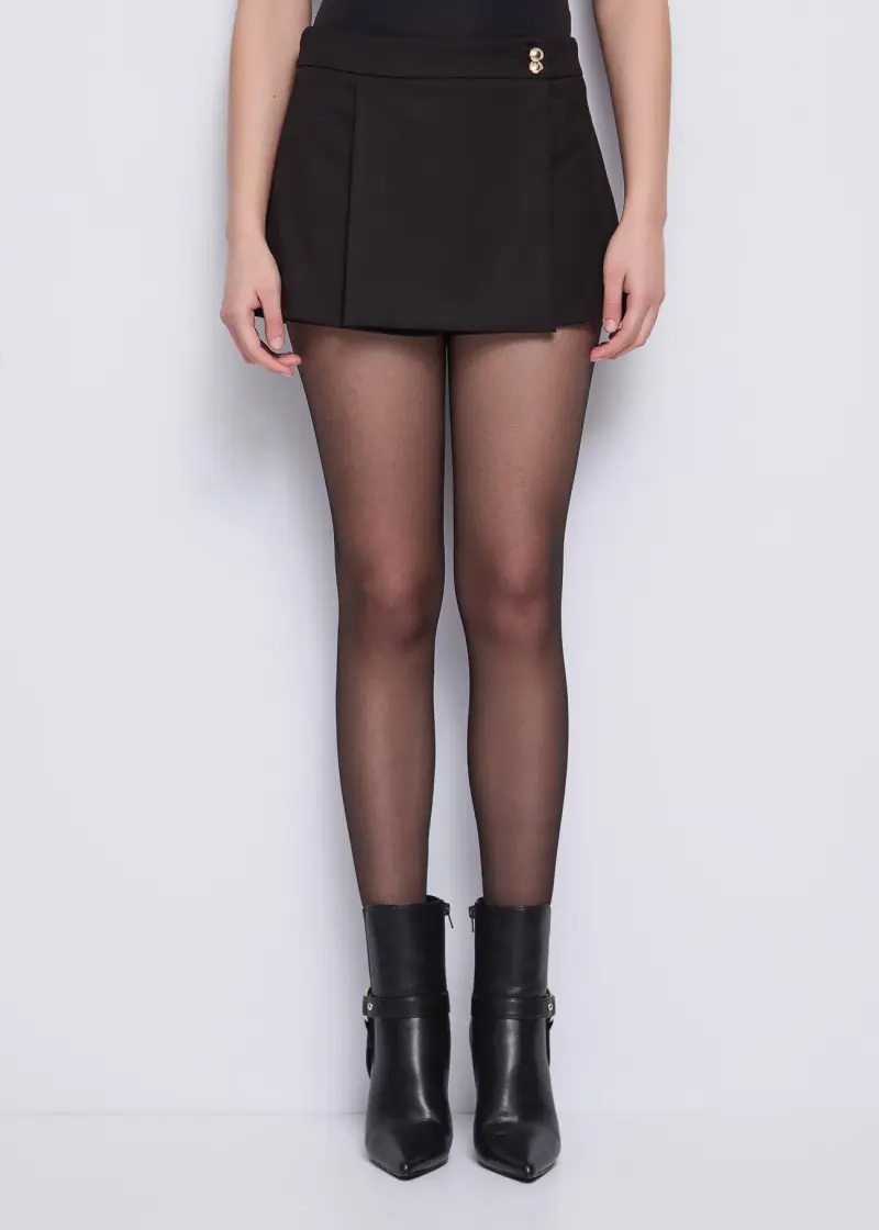 Fashion Shorts da donna con pieghe e bottoni Nero