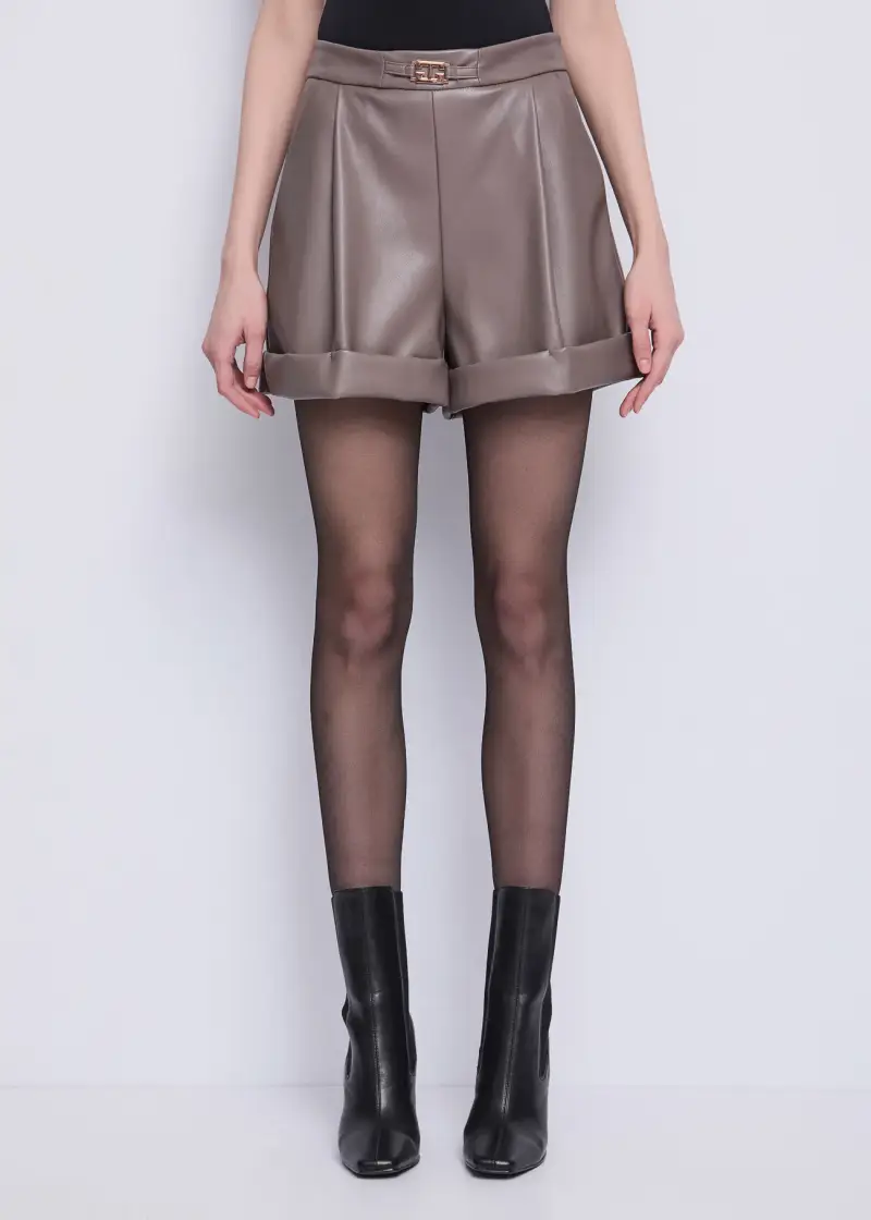 Fashion Shorts da donna in similpelle con pinces Marrone