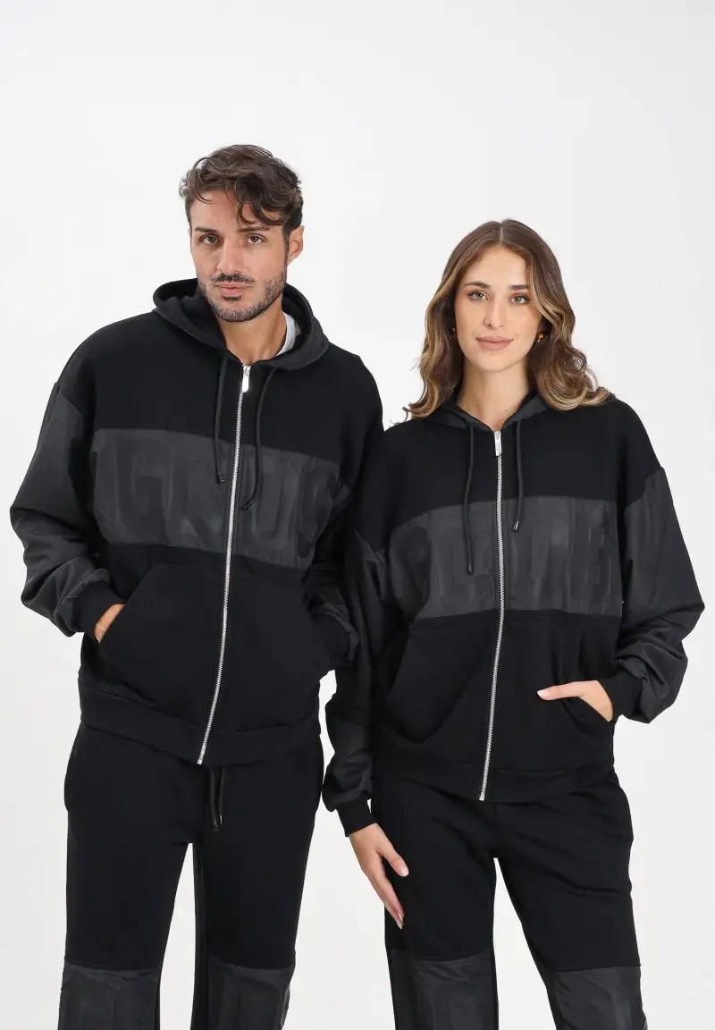 Felpa con zip nera per uomo e donna caratterizzata da inserti in tessuto tecnico e logo miniatura 2