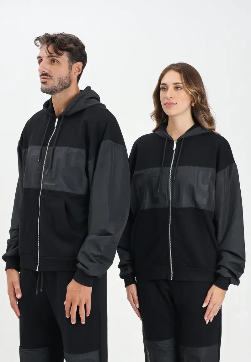 Felpa con zip nera per uomo e donna caratterizzata da inserti in tessuto tecnico e logo