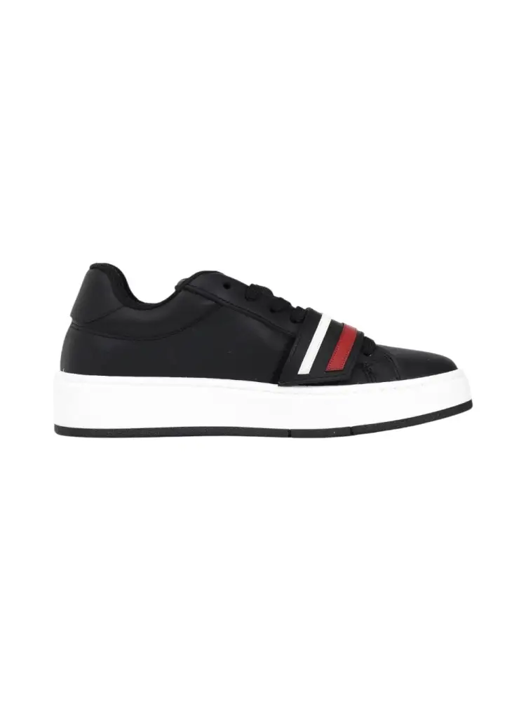 sneakers in pelle nera con logo frontale