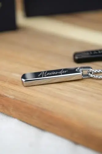 Generico Collana Uomo Personalizzabile 4 Lati in Acciaio Inossidabile – Ciondolo Inciso con Nomi, Frasi o Date – Idea miniatura 2