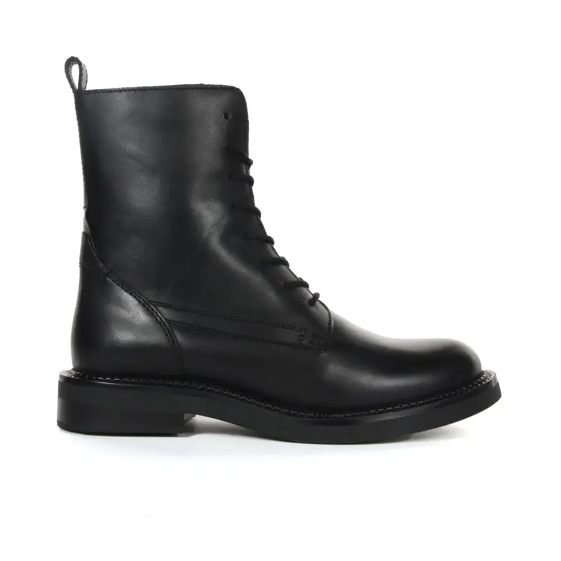 Anfibi neri in pelle con lacci e cuciture