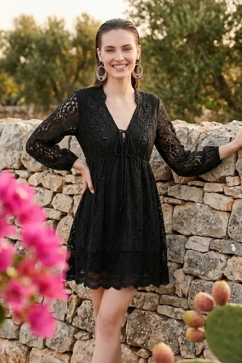 ABITO IN PIZZO CON RICAMI | Colore Nero |