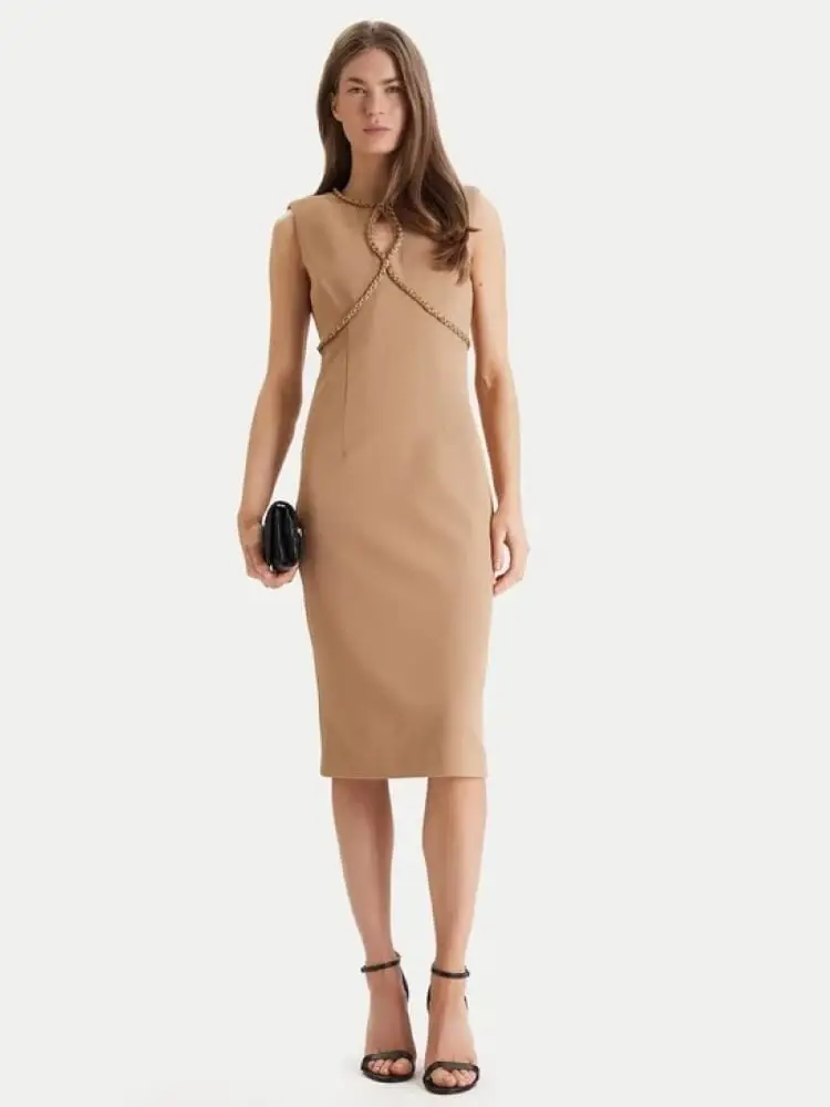 abito maye in crepe di cotone beige scuro con applicazione catena