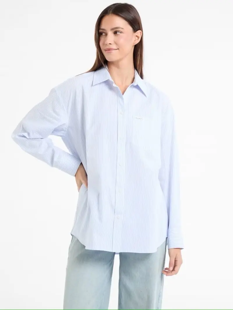 Guess camicia celeste polvere donna arighe micro logo sul taschino anteriore
