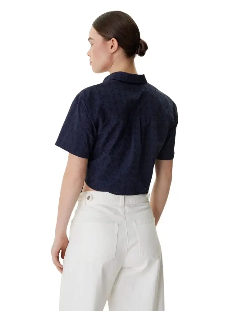 camicia donna cropped blu traforata e ricamo fiori miniatura 2