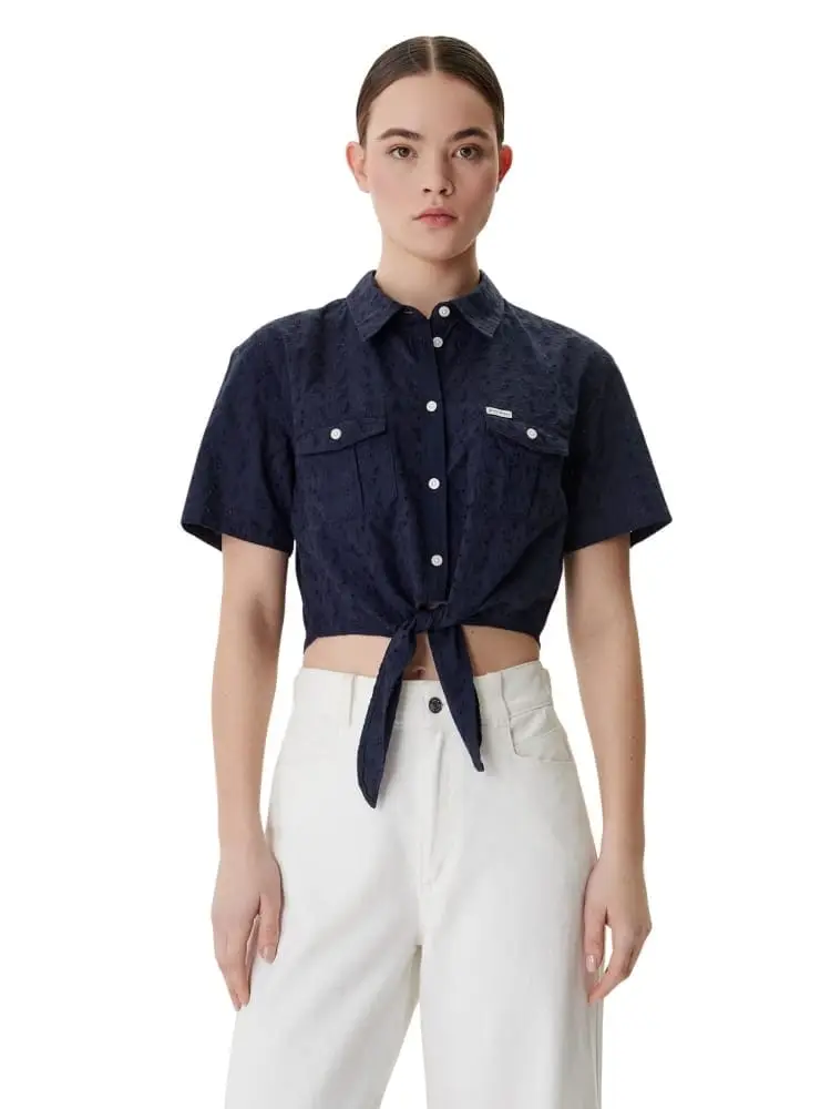 camicia donna cropped blu traforata e ricamo fiori