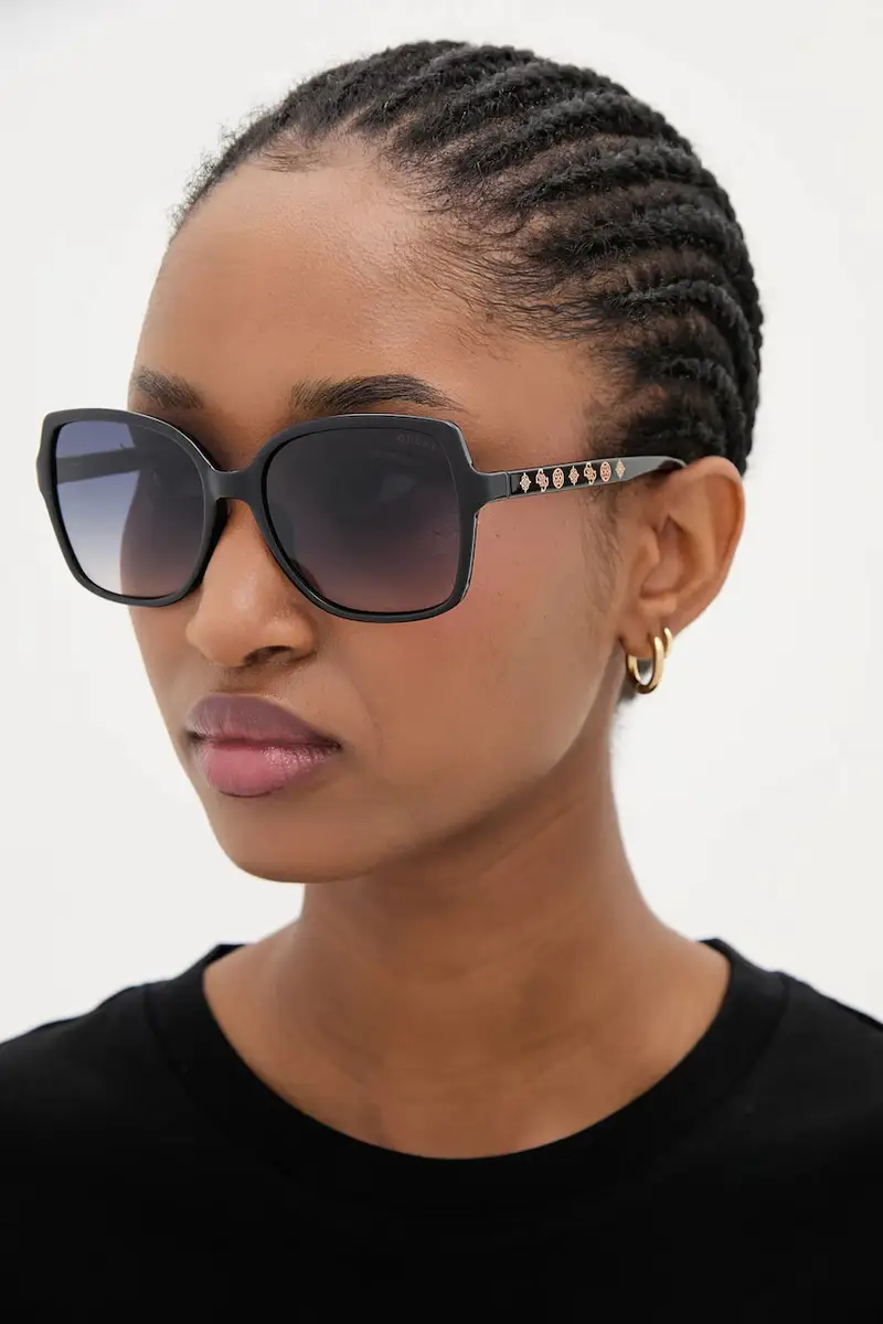 occhiali da sole colore nero GU00100_5501B