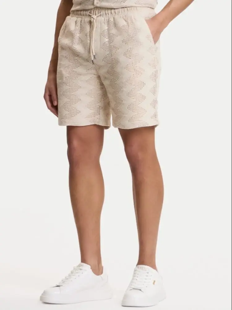 pantaloncini uomo in tessuto beige con motivo traforato regular fit
