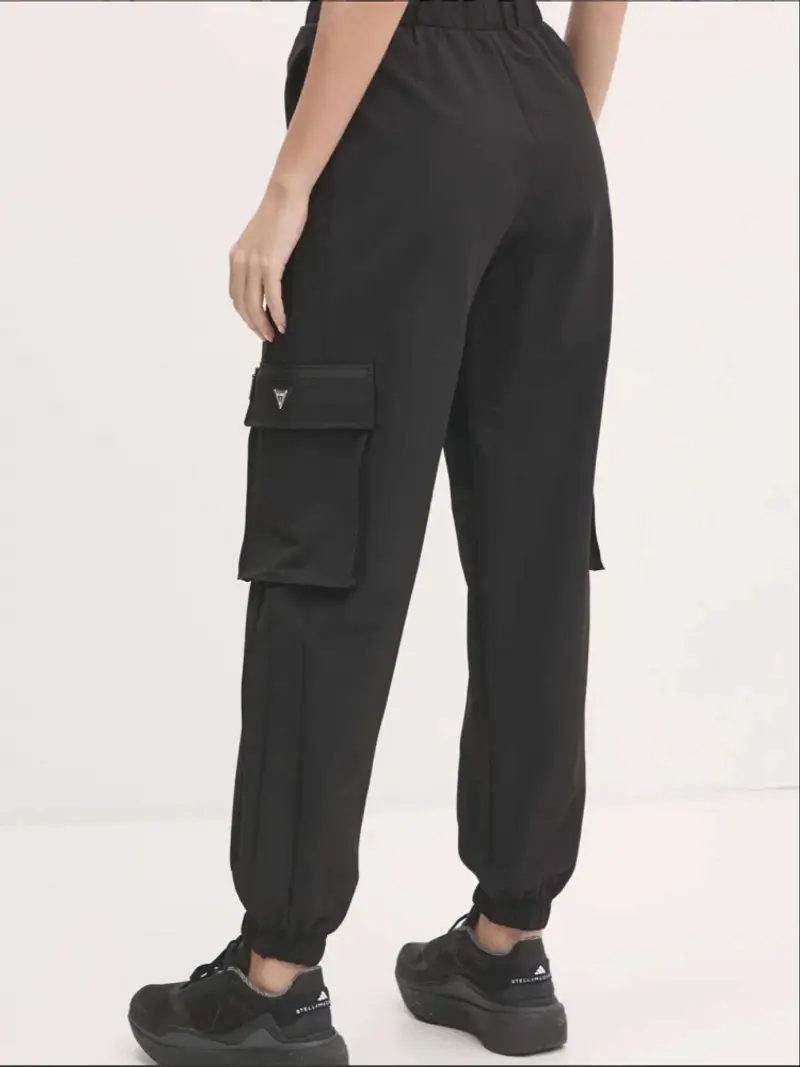 Guess pantalone nero donna cargo mini logo sul lato miniatura 3