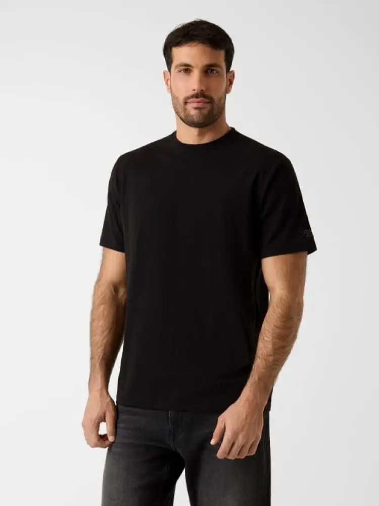 Guess t-shirt in modal nero con logo sulla manica