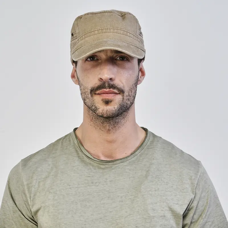 Cappellino beige da uomo con visiera