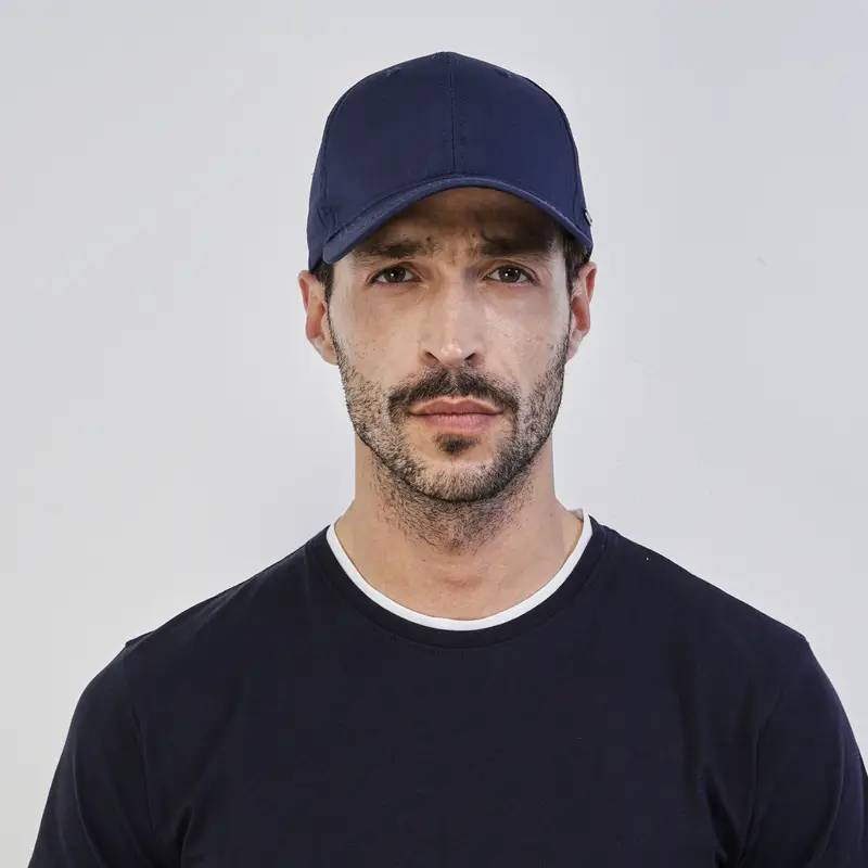 Cappellino blu da uomo con visiera