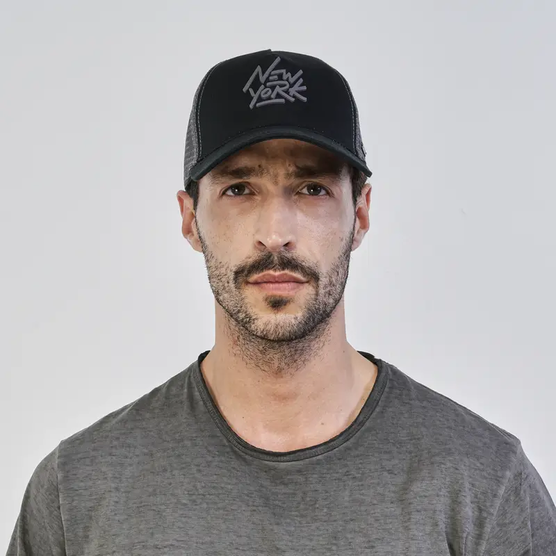 Cappellino nero da uomo con dettaglio scritta