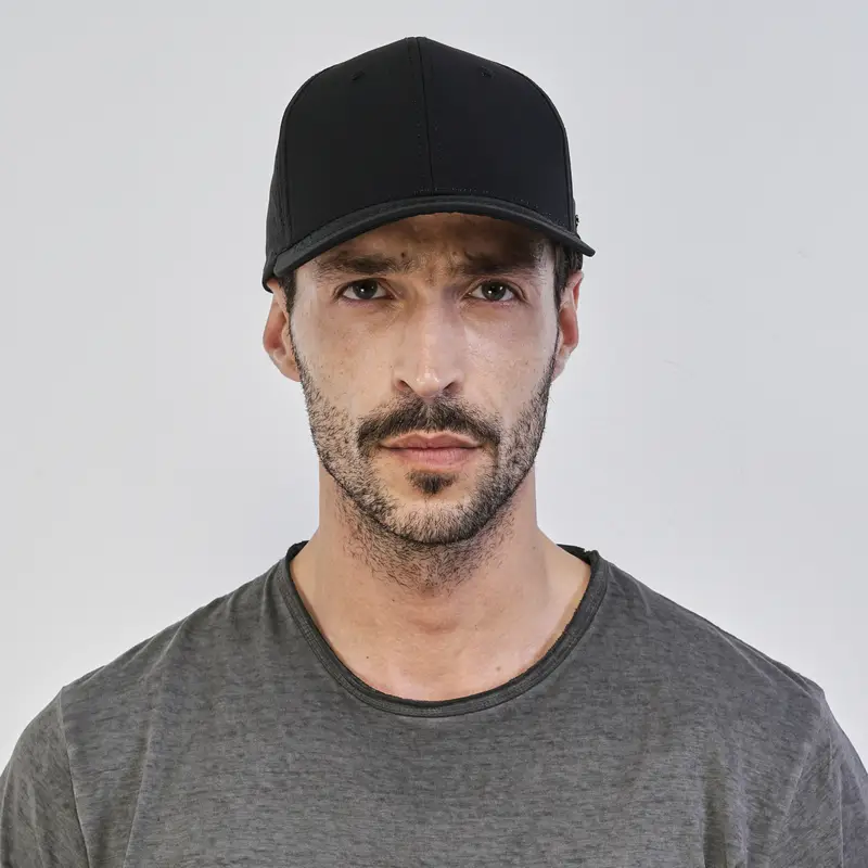 Cappellino nero da uomo con inserto traforato