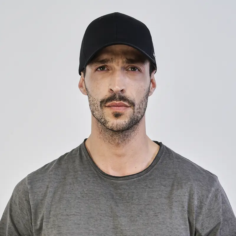 Cappellino nero da uomo con visiera