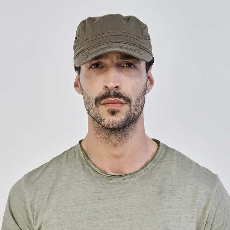 Cappellino verde da uomo con visiera