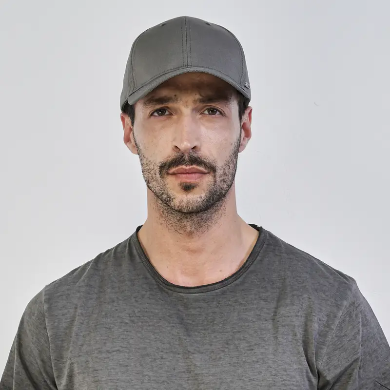 Cappellino verde da uomo con visiera