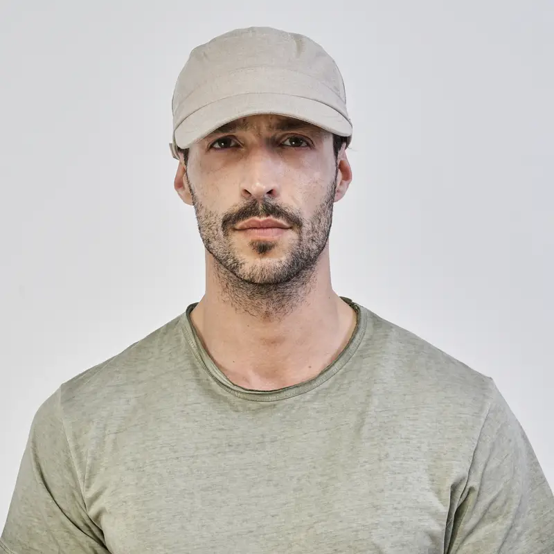 Cappello beige da uomo con visiera