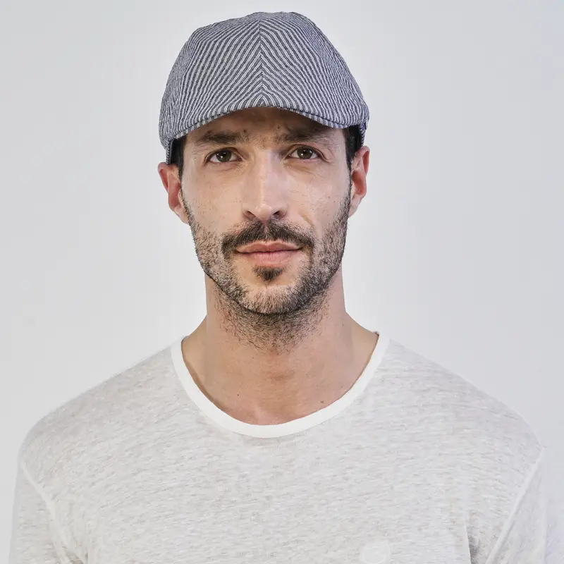 Coppola blu da uomo in fantasia a righe