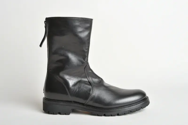 Stivaletto in pelle nero con zip sul retro