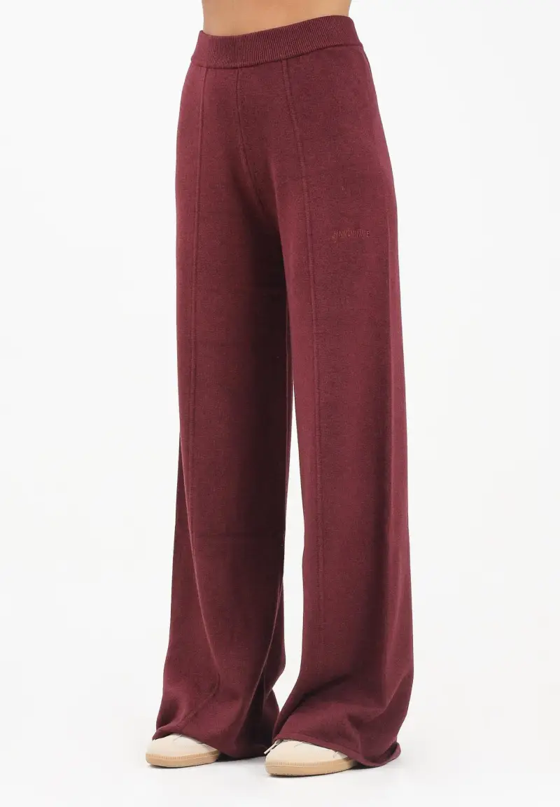 Pantalone realizzato in maglia morbida color bordeaux da donna