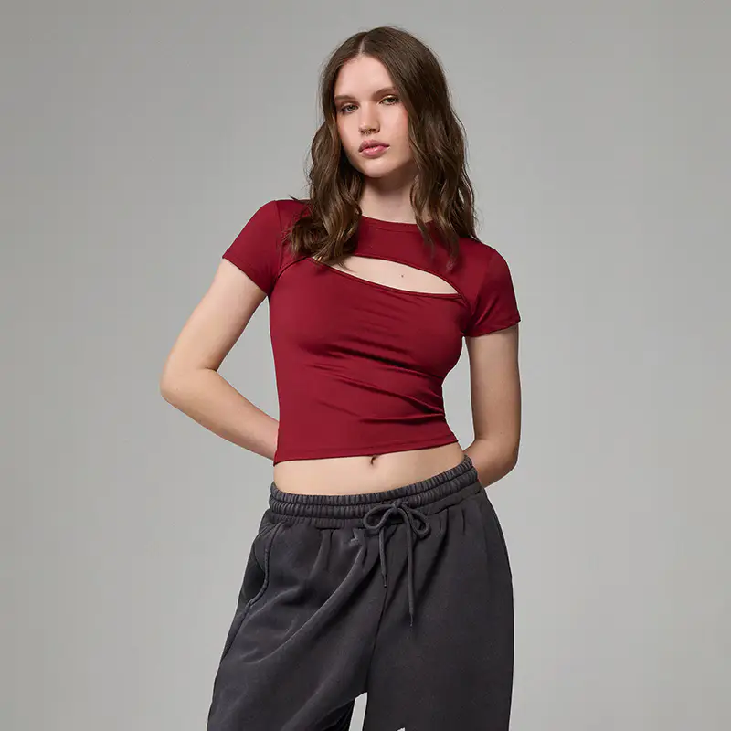 Blusa con cut-out sulla scollatura