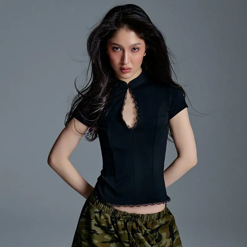 Blusa con cut-out sulla scollatura