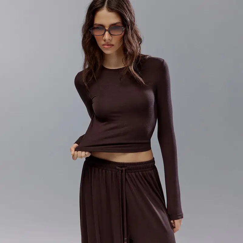 Blusa corta a maniche lunghe