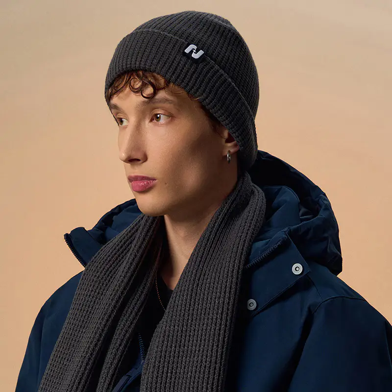 Cappello beanie con toppa