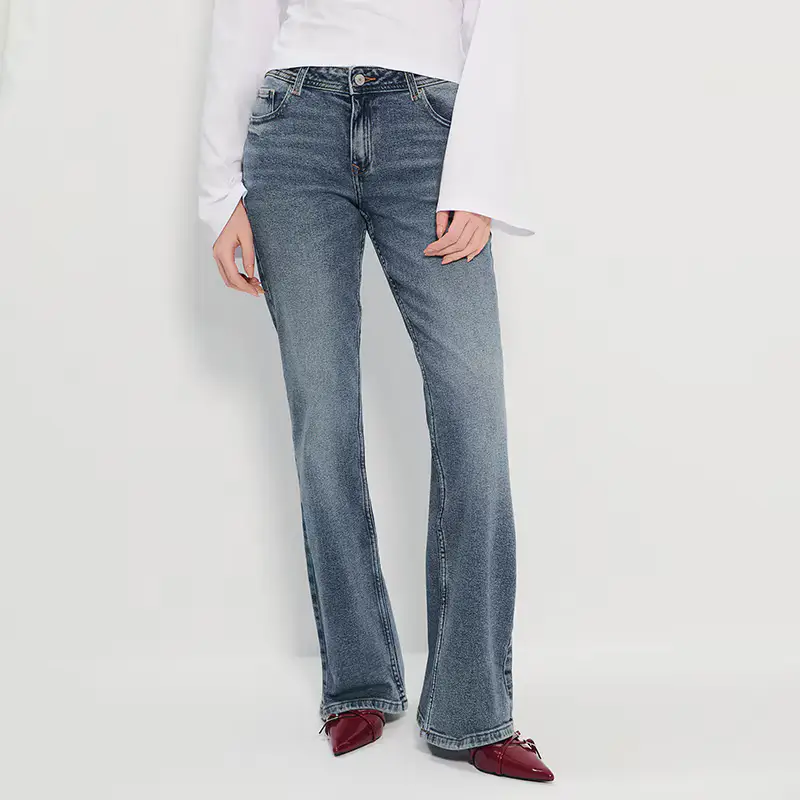 Jeans svasati a vita bassa