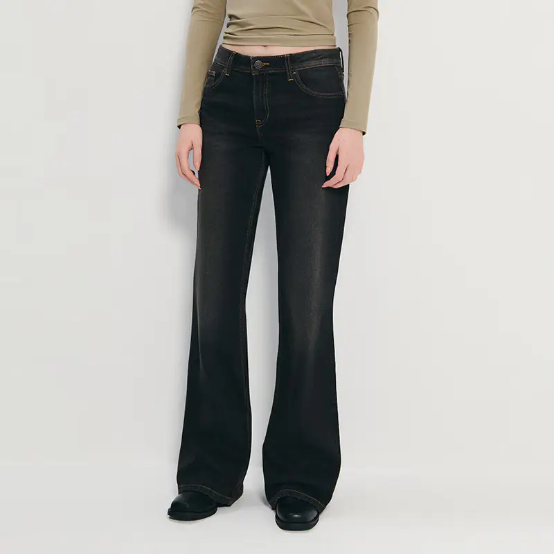 Jeans svasati a vita bassa