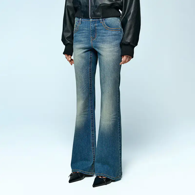 Jeans svasati a vita bassa