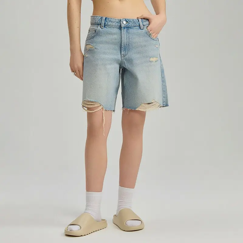 Shorts in jeans con abrasioni