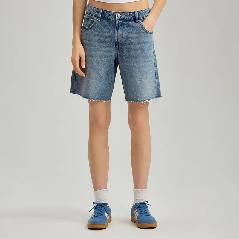 Shorts in jeans con abrasioni