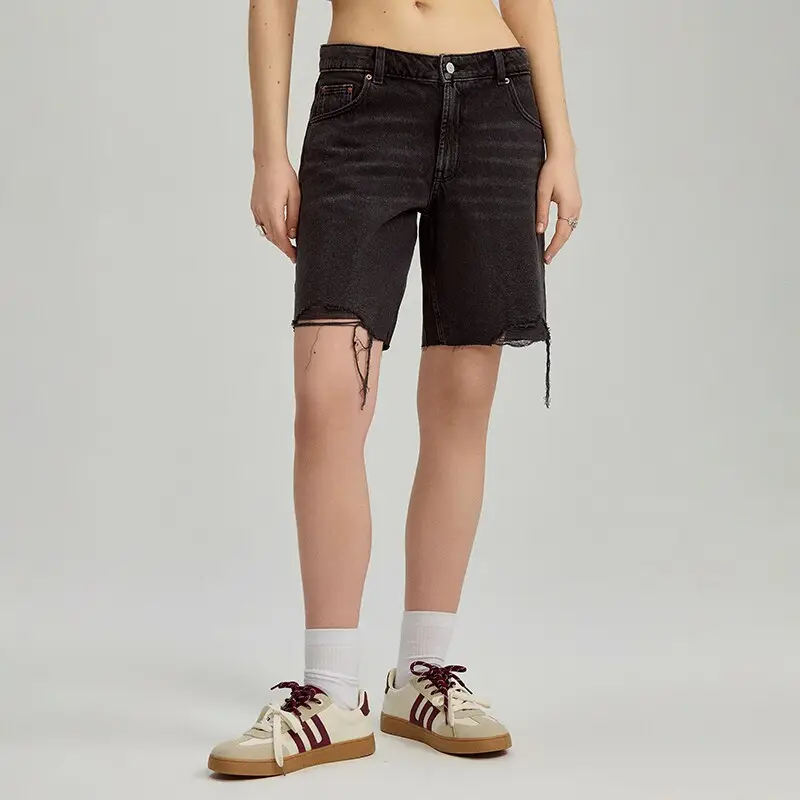 Shorts in jeans con abrasioni