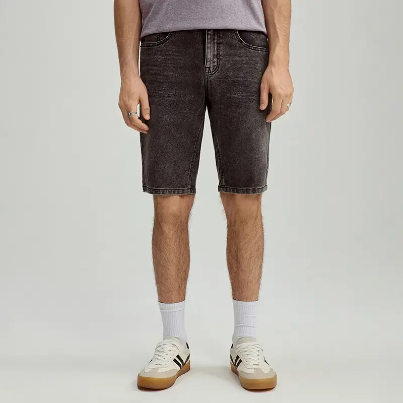 Shorts in jeans con abrasioni