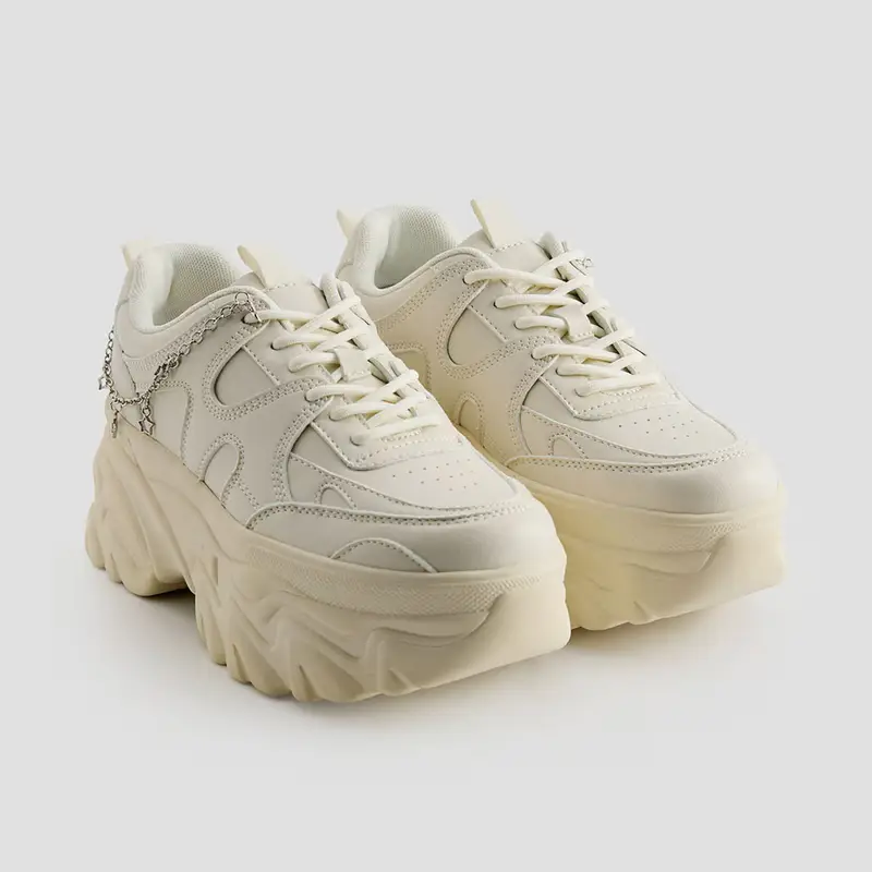 Sneakers con suola alta