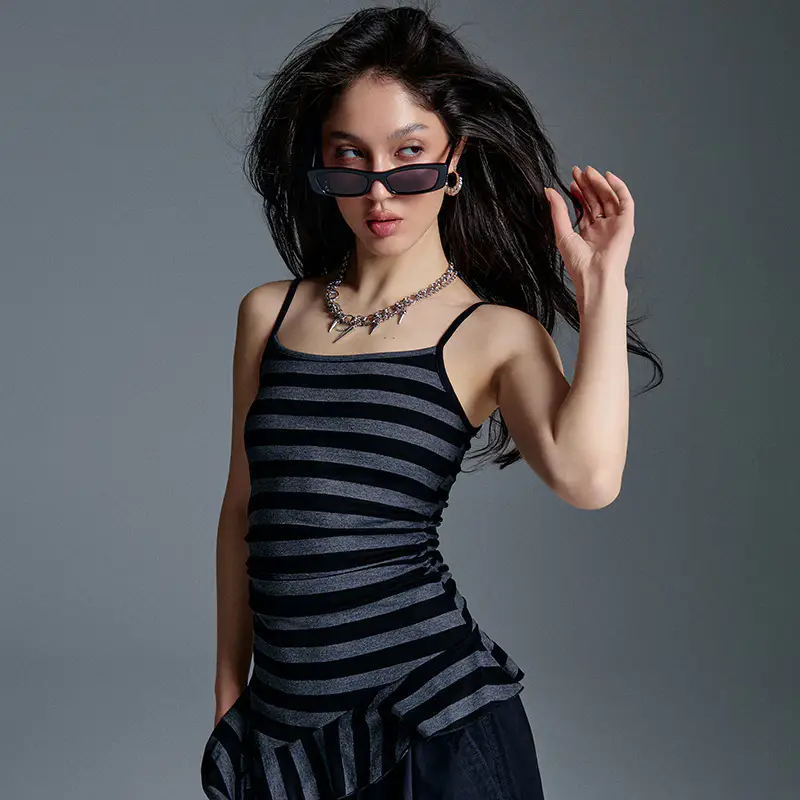 Top con spalline sottili